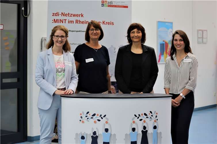 (v.l.n.r.) Dr. Barbara Hillen, Gleichstellungsbeauftragte der Hochschule Bonn-Rhein-Sieg, Bettina Wallor, Netzwerkkoordinatorin für das zdi-Netzwerk :MINT im Rhein-Sieg-Kreis im Regionalen Bildungs-, Kultur- und Sportbüro, Gabriele Paar, Leiterin des Regionalen Bildungs-, Kultur- und Sportbüros im Amt für Schule, Bildung, Kultur und Sport des Rhein-Sieg-Kreises, sowie Gesche Neusel, Gleichstellungsstelle – Komm nach MINT, Hochschule Bonn-Rhein-Sieg.