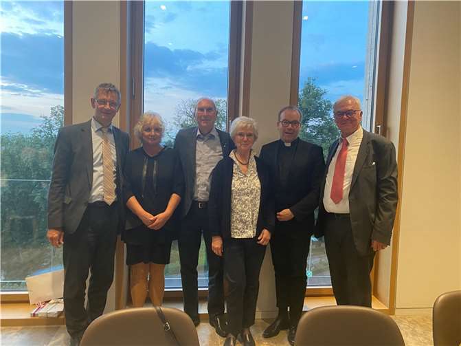 v.l.n.r.: Dr. Frank Johannes Hensel/Direktor des Diözesancaritasverbandes, Monika Bähr/Vorstandsvorsitzende des SKM, Georg Becker/stellvertretender Vorstandsvorsitzender des SKM, Roselore Becker, Kreisdechant Hans-Josef Lahr, Willi Bennerscheidt/Verbandsratsvorsitzender des SKM.Foto: SKM
