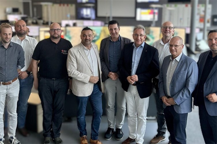 (v.l.n.r.) Dr. Matthias Reuber MdL, Leiter Rettungsdienst Frederic Gielsdorf, Teamleiter Florian Klein,Roland Weimer MdL, Janick Pape MdL, Landtagspräsident Matthias Lammert, DRK-Geschäftsführer Michael Schneider,Jürgen Schmied MdL und Andreas Birtel MdL bei dem Besuch der Integrierten Leitstelle (ILSt) Montabaur.