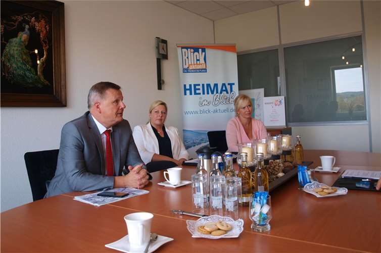 (v.l.n.r.): Dr. Ulrich Kleemann, Anja Hillmann-Stadtfeld und Sandra Hansen-Spurzem erläutern die Maßnahmen im Kampf gegen die Geruchsbelästigungen.