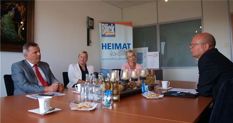 (v.l.n.r.): Dr. Ulrich Kleemann, Anja Hillmann-Stadtfeld und Sandra Hansen-Spurzem im Gespräch mit BLICK aktuell-Chefredakteur Hermann Krupp. ROB