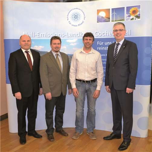 (v.l.n.r.) Edwin Staudt, Vorstand; Andreas Probst, Fa. Viessmann; Marek Blaeser, BWG Solarkonzept; Thomas Welter, Kreisbeigeordneter.