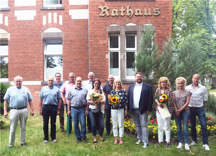 (v.l.n.r.): Erster Beigeordneter Bernhard Wiemer, Vorsitzender Betriebsgemeinschaftskasse Thomas Schuster, Werkleiter Michael Stiren, Ralf Schneider, Georg Balderer, Markus Janßen, Nicola Kohl, Personalleiter Uli Kalb, Judith Becker, Bürgermeister Christoph Mohr, Sabine Hell, stv. Personalratsvorsitzende Nicole Fischer, Fachbereichsleiter Ordnung und Soziales Thomas Bach.  Foto: Stadt Bendorf