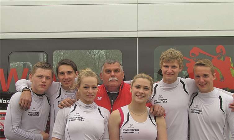 (v.l.n.r.) Fabian Käding, Christian Winnen, Trainer Werner Vogt, Robin Breitbach, Tim Müller; vorne: Larissa Schilde (l.), Annika Altenbach (r.); es fehlte wegen Krankheit: Jannik Peters. privat