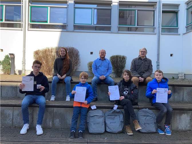 v.l.n.r.: Fabian Stöhr, Sabrina Geimer (betreuende Lehrerin), Henrik Fritsche, Johannes Arnold (Schulleiter WRG), Jonas Adelfang, Dietmar Müller (betreuender Lehrer), Jonas Wirth. Foto: Wilhelm-Remy-Gymnasium Bendorf