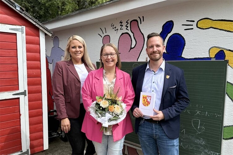 (v.l.n.r.): Fachbereichsleiterin Bürgerdienste, Anna Döpgen, mit der neu ernannten Rektorin Lydia Stuntz und Bürgermeister Timo Kanzinger, an der Grundschule Herresbach