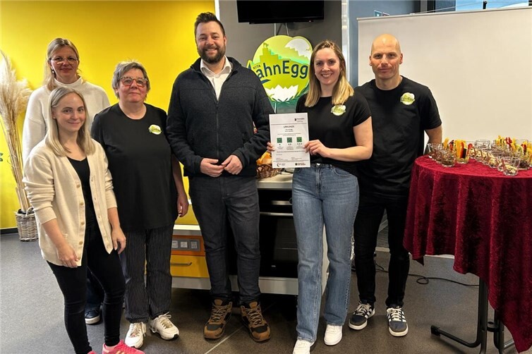 v.l.n.r.: Fachbereichsleiterin Sybil Sasse, Tanja Lindner, 1. Vorsitzende des Elternausschusses, Köchin Renate Kohlenbeck, Oberbürgermeister Lennart Siefert, Ernährungsbeauftragte Jessica Witte und Kita-Leiter Björn Schrewe-Mangold freuen sich über die Auszeichnung.