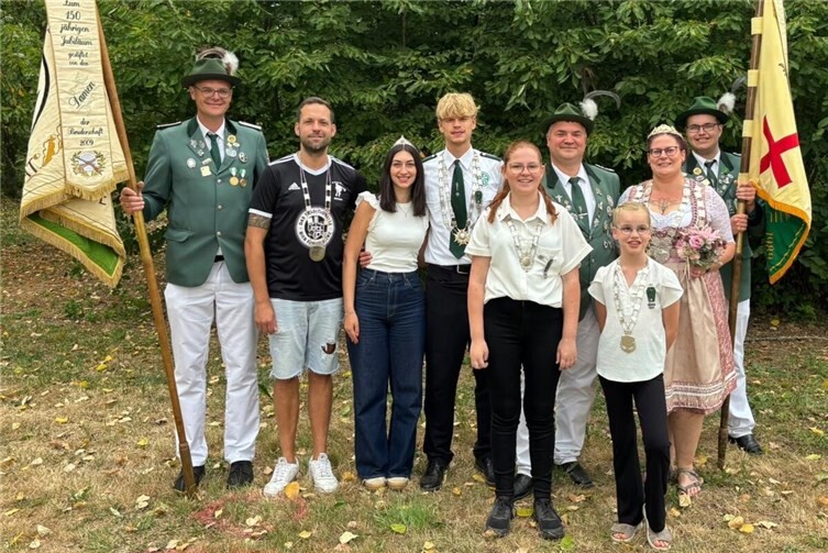 v.l.n.r.: Fähnrich Thorsten Stein, Bürgerkönig Tobias Stein, Jungschützenkönigin Flora Michel und Jungschützenkönig Fabian Klöckner, Schülerprinzessin Lilli Zimmermann, Prinzgemahl Christian Kaul, Bambiniprinzessin Hannah Kaul, Schützenkönigin Janine Kaul und Jungschützenfähnrich Dennis Kaul.