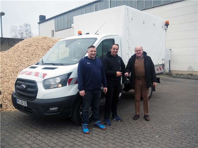 (v.l.n.r.): Florian Acht, Ruzdi Beka und Erster Beigeordneter Bernhard Wiemer mit dem neuen Fahrzeug des Baubetriebshofs.  Foto: Stadt Bendorf