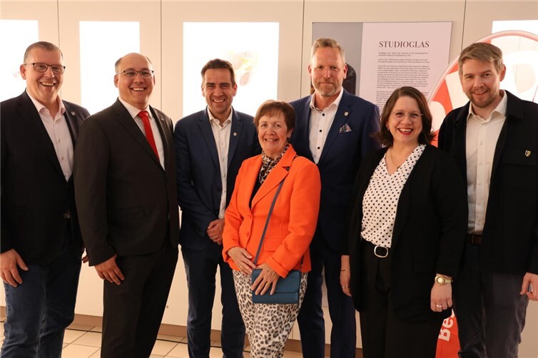 v.l.n.r Fraktionsvorsitzender Arne Ritter, stellvertretender Bürgermeister Michael Rohloff, Bürgermeister Daniel Phiesel, ehemalige Vorsitzende Ute Grupp, Vorsitzender Timo Janitschke, Vorsitzende Denise Limbach, Bürgermeister Tobias Leuning