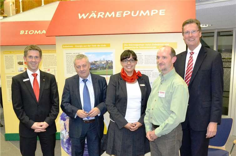 v.l.n.r. Frank Michels, Regionalleiter Sparkasse Mittelmosel Cochem, Landrat Manfred Schnur, Melanie Haas, Immobilienberaterin der Sparkasse, Bernhard Andre, Energieberater der Verbraucherzentrale Rheinland-Pfalz, Gunther Wölfges, Vorstandsvorsitzender der Sparkasse Mittelmosel.Privat