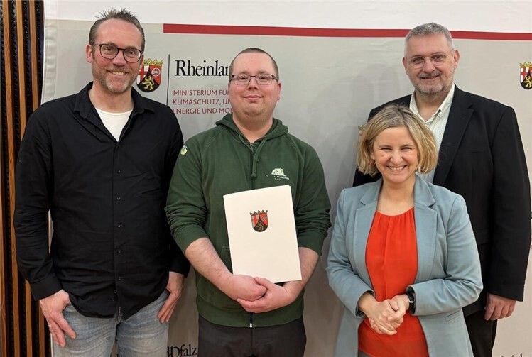 (v.l.n.r.): Frank Pohl (Ortsbürgermeister von Kirchwald), Phillipp Schröder (Wildvogel Pflegestation Kirchwald), Katrin Eder (Umweltministerin) und Christoph Kicherer (Erster Beigeordneter) bei der Verleihung des Tierschutzpreises 2025 in Mainz.