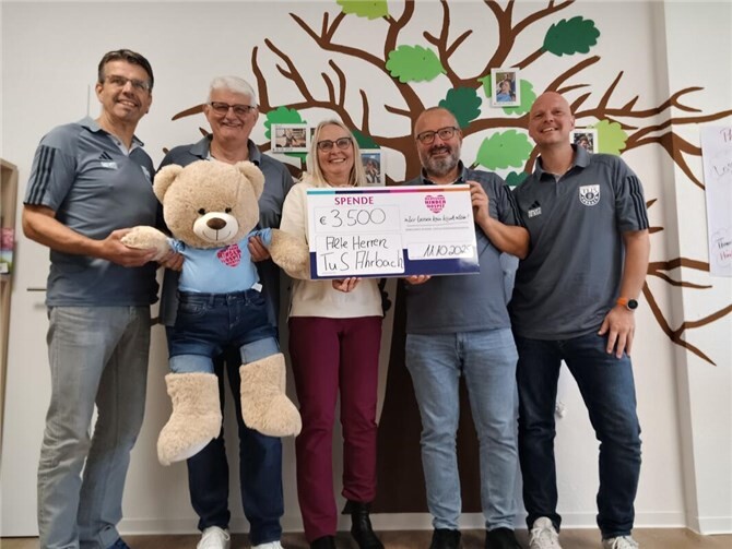 v.l.n.r. Frank Schreiner, Olaf Stamm, Doro Meurer (Koordinatorin), Wolfgang Schmitt, Marc Schaaf (alle TuS Ahrbach) beider Spendenübergabe in den Diensträumen der Deutschen Kinderhospiz Dienste in Hachenburg