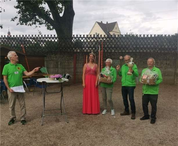 (v.l.n.r.): Frank Schruhl, 1. Vorsitzender des 1. Boule Treffs Bad Breisig e.V., Brunnenkönigin Corinna I, Helene Wien, Dr. Christof Rüther, Ulrich Reck. Foto: privat