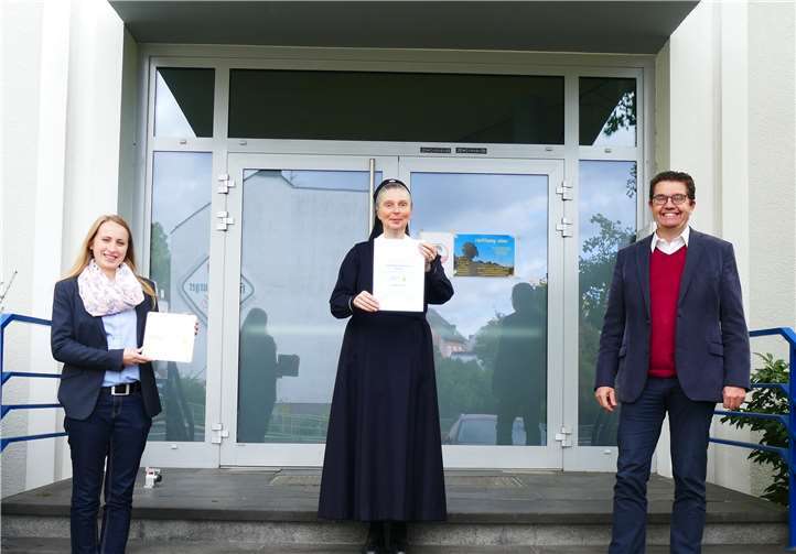v.l.n.r.: Frau Christina Herrmann, Sr. M. Gabriele Schreck (Schulleiterin) und Herr Wilfried Claessen freuen sich über die Auszeichnung. Fotos: privat