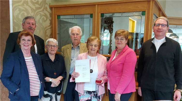 v.l.n.r.: Frau Heider, Stadtbürgermeister Schmitz, Frau Wiegand, Werner und Helene Kranz, Frau Jachmann-Willmer, Pfarrer Arndt. Foto: privat