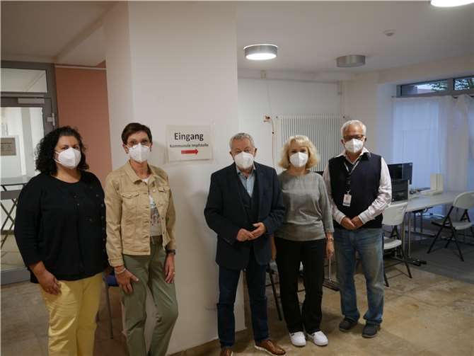 v.l.n.r.: Frau Nicola Larner, Frau Elke Wallrath (Impfkoordinatorin), Landrat Manfred Schnur, Leitende Kreisverwaltungsdirektorin Barbara Schatz-Fischer, Dr. Liviu Grecea Foto: Kreisverwaltung Cochem-Zell