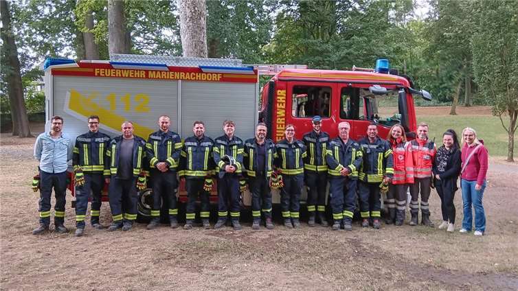v.l.n.r.: Freiwillige Feuerwehren Maroth und Marienrachdorf mit DRK Selters und Jessica Lehen sowie Doro Meurer (Koordinatorinnen).  Foto: Freiwillige Feuerwehr Maroth/Doro Meurer