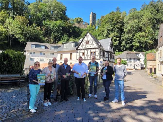 (v.l.n.r.): Freuen sich über den gemeinsamen Wandertag: Margret Heinrich, Stadt Bendorf, Annette Hartmann und Markus Ströher, Kannenbäckerland Touristik/Höhr-Grenzhausen, Thilo Becker, Bürgermeister VG Höhr-Grenzhausen, Bendorfs Bürgermeister Christoph Mohr, Wolfgang Zirfas, 1. Beigeordneter VG Ransbach-Baumbach, Jasmin Weber, Kannenbäckerland Touristik/Ransbach-Baumbach, Jan-Lukas Breit, Azubi VG Höhr-Grenzhausen.  Fotos: Stadt Bendorf