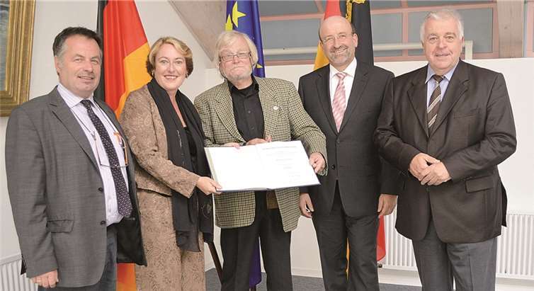 (v.l.n.r.) Friedhelm Münch, Beate Reich, Rolf Plewa, Herbert Georgi und Guido Ernst bei der Überreichung der Ehrennadel des Landes Rheinland-Pfalz.AB
