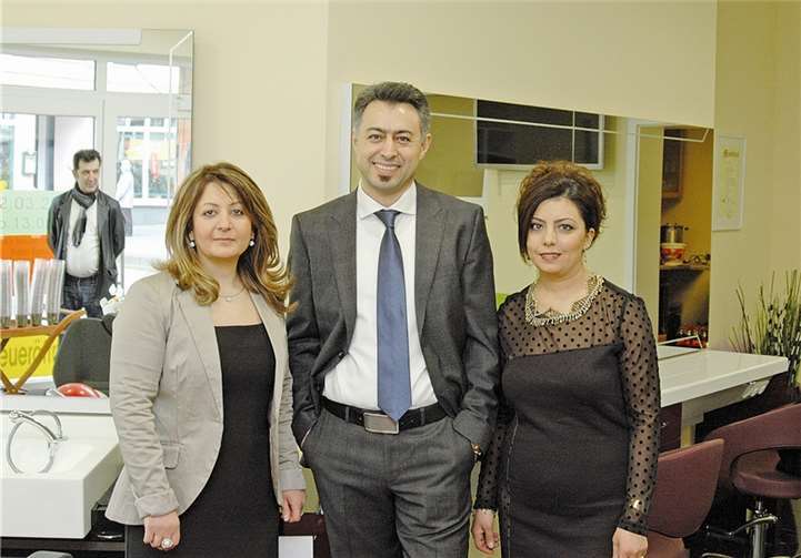 (v.l.n.r.) Friseurmeisterin Nilüfer Kaltus, Meister Yavuz Agcay und Inhaberin Güven Agcay. BL