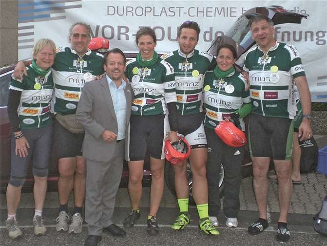 (v.l.n.r.) Fußballerin Britta Unsleber, Fußballer Frank Hartmann, die Bundestagskandidaten Stephan Wefelscheid und Diana Sartor, Radsportprofi Florian Monreal, Trampolin Olympiasiegerin Anna Dogonadze, FIFA-Schiedsrichter Edgar Steinborn. privat