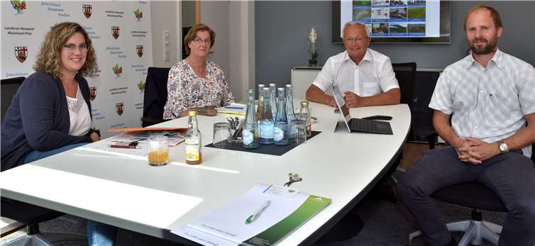 (v.l.n.r.) Gabi Schäfer von der Stabsstelle Umwelt, Energie und Klima sowie Referatsleiterin Ina Heidelbach und Landrat Achim Hallerbach informierten sich bei dem „KlimawandelAnpassungsCoach“ Christian Kotremba über die Folgen und Strategien im Umgang mit dem Klimawandel im Landkreis Neuwied.