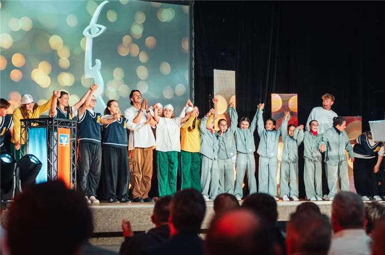 Miah Bein und Maggie Dückmann sind Weltmeisterinnen der United Dance Organisation v.l.n.r.: Gabriel Hermes (Coach der Tanzfabrik Mittelrhein) mit seinem Team beim Zukunftspreis Heimat der VR Bank RheinAhrEifel.Foto: Janko.Media