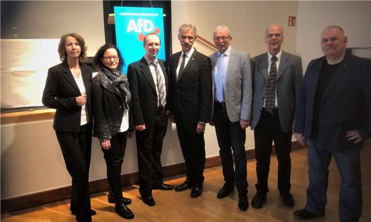 (v.l.n.r.) Gabriele Hüdepohl, Ingrid Frings, Stefan Petri, Uwe Junge (MdL), Michael Frisch (MdL), Dr. Johannes Hüdepohl und Rüdiger Nothnick. Foto: privat
