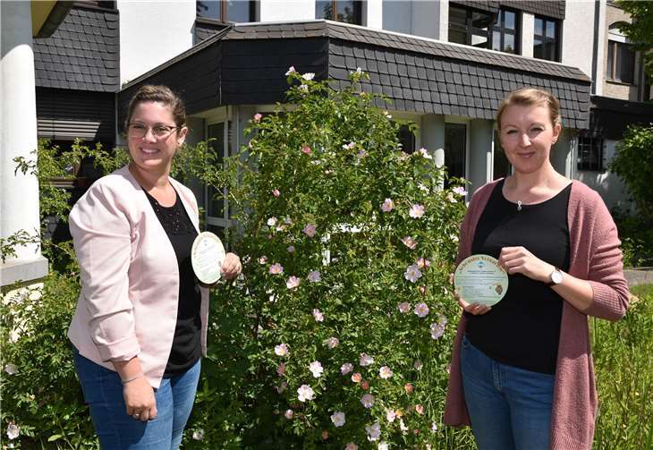 (v.l.n.r.): Gaby Schäfer und Alena Linke, die in der Kreis- bzw. Stadtverwaltung die Lokale Agenda betreuen mit dem Flyer des Wettbewerbs.Foto: Kreisverwaltung