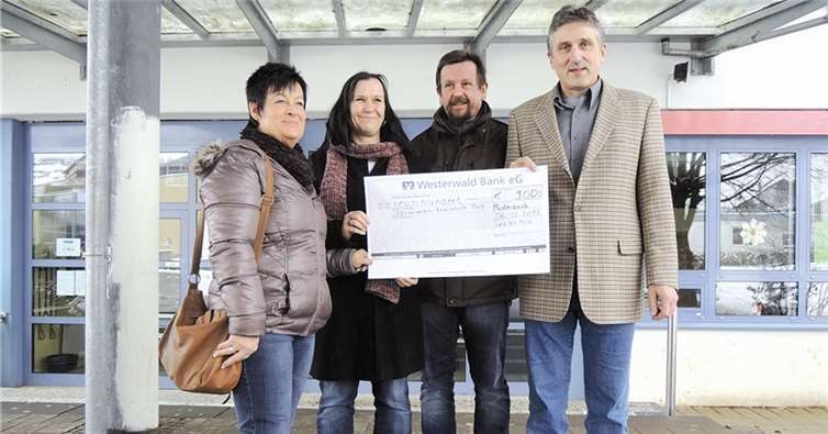 (v.l.n.r.) Gaby Winkler, Vorsitzende des Fördervereins; Christiane Hübert, Schulelternsprecherin; Thomas Steffen, Geschäftsführer des Fördervereins, sowie Schulleiter Edmund Mink freuen sich über das gute Ergebnis. privat