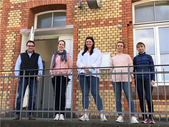 Gemeinsam stark gegen Corona v.l.n.r.: Gemeinsam stark gegen Corona. Bürgermeister Marcel Caspers bedankt sich persönlich bei Dr. Saskia Brengelmann, Katja Busekros, Daria Domke und Alina Derevyanko vom Impfteam NRW für die wiederholt gute Zusammenarbeit im Rahmen des Offenen Impfangebotes für die Verbandsgemeinde Bad Breisig. Foto: VG Bad Breisig