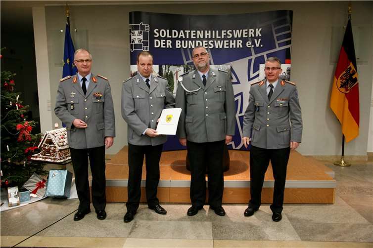 v.l.n.r General Zorn; Stabsfeldwebel Schulz; OG d.R. Kaminski; Genralstabsarzt Schoeps. BMVg / Grauwinkel