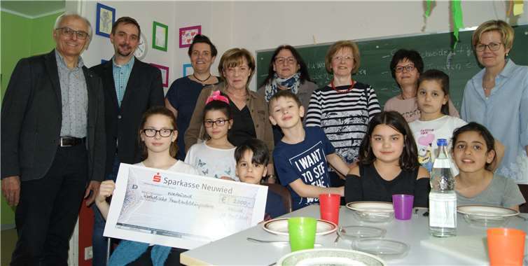 (v.l.n.r.): Georg Schuhen, Vorsitzender der Senatspräsident Ecker-Stiftung; Nils Zimmermann, Geschäftsführende Leitung und Tina Meeß, Projektleiterin der Kath. Familienbildungsstätte; Christa Bergerhausen, Claudia Pauly und Waltraut Heß, Vorstandsmitglieder der Senatspräsident Ecker-Stiftung; n.n. und n.n. mit Kindern des Irlicher Gemeinwesenprojektes. Es fehlen: Kai-Uwe Ritter, Dechant Thomas Darscheid (Vorstandsmitglieder der Senatspräsident Ecker-Stiftung).Familienbildungsstätte