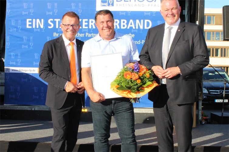 (v.l.n.r): Gereon Haumann (Präsident DEHOGA RLP), Thomas Sztrajt (Leiter Hotel und Kongresszentrum Wanderath) und Gordon Schnieder (Ministerpräsident RLP) bei der feierlichen Auszeichnung.