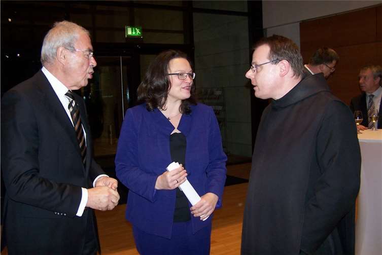 v.l.n.r. Gernot Mittler Staatsminister a. D., Anrea Nahles SPD-Generalsekretärin und Prior Pater Dr. Albert Sieger