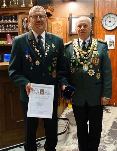 v.l.n.r.: Geschäftsführer Josef Rodenbusch erhält das Ehrenkreuz in Silber des Deutschen Schützenbundes von Bezirksvorsitzenden Wolfgang Hartwig verliehen.  Fotos: privat