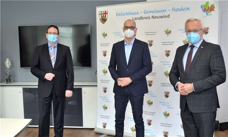 (v.l.n.r.) Geschäftsführer der Wirtschaftsförderung des Landkreises Neuwied, Harald Schmillen, Leiter der Zukunftswerkstatt an der Universität Siegen, Robert Kebbekus und der Neuwieder Landrat Achim Hallerbach.Foto: Kreisverwaltung