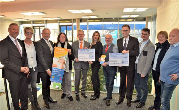 v.l.n.r.: Günter Visse (Betriebsleiter Raiffeisendruckerei), Silke Lutter (Betriebsratsvorsitzende Raiffeisendruckerei), Landrat Achim Hallerbach, Claudia Pauly (Caritasverband, Dienststellenleiterin Neuwied), Andreas Harner (Vorstandssprecher VR-BANK Neuwied-Linz eG), Olga Knaus (Projektleiterin Lernpaten), Werner Hammes (Vorsitzender Caritasverband Rhein-Wied-Sieg e.V.), Franz-J. Köllner (Geschäftsführer Raiffeisendruckerei, Vorstandsmitglied DG-Verlag), Jürgen Ulrich (Leiter Kreisjugendamt Neuwied), Ute Finsterer (Lernpatin), Lothar Hillesheim (Lernpate).