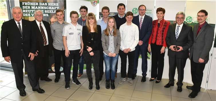 (v.l.n.r.) Guido Ernst (sportpolitischer Sprecher der CDU-Landtagsfraktion Rheinland-Pfalz), Walter Desch (Präsident Fußballverband Rheinland), Leon Boos (Preisträger Kreis Hunsrück-Mosel), Fabian Lorscheid (Preisträger Kreis Westerwald-Wied), Tim Gräf (Preisträger Kreis Westerwald-Sieg), Janina Stroh (Preisträgerin Kreis Mosel), Marcel Willig (Preisträger Kreis Rhein-Lahn), Caroline Schmitz (Preisträgerin Kreis Rhein-Ahr), Jonas Backes (Preisträger Kreis Eifel), Julian Muth (Preisträger Kreis Koblenz), Jörg Ehlen (Ehrenamtsbeauftragter des Fußballverbandes Rheinland), Karin Augustin (Präsidentin Landessportbund Rheinland-Pfalz), Roger Lewentz (rheinland-pfälzischer Staatsminister im Ministerium des Innern, für Sport und Infrastruktur) und Rolf Müller (Vorsitzender der Sportjugend Rheinland). Es fehlt: Sebastian Pull (Preisträger Kreis Trier-Saarburg).