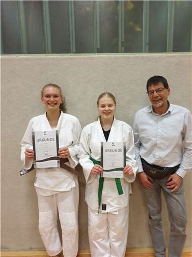 v.l.n.r. Hanne Gilles mit ihrer Trainingspartnerin Eileen Eisfeld und Trainer Jürgen Sabel.Foto: TV Cochem