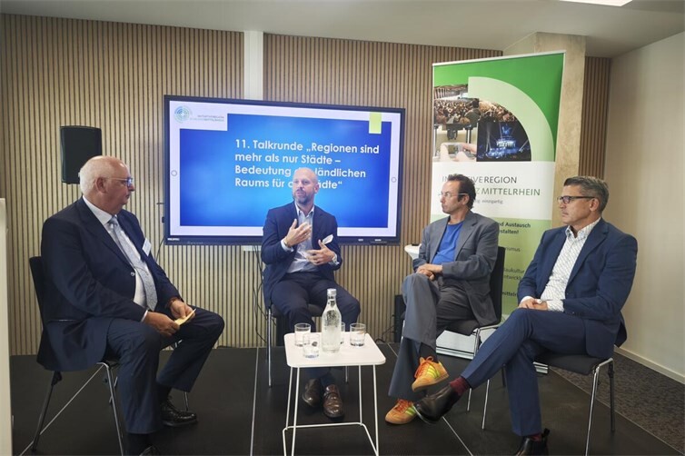 v.l.n.r.: Hans-Jörg Assenmacher, Dr. Johannes von Mikulicz-Radecki, Bereichsleiter für den Mittelstand bei der Akademie Deutscher Genossenschaften (ADG) Schloss Montabaur, Alexander May, Intendant der Mayener Burgfestspiele u. Fabian Göttlich, Regionalgeschäftsführer der IHK Koblenz