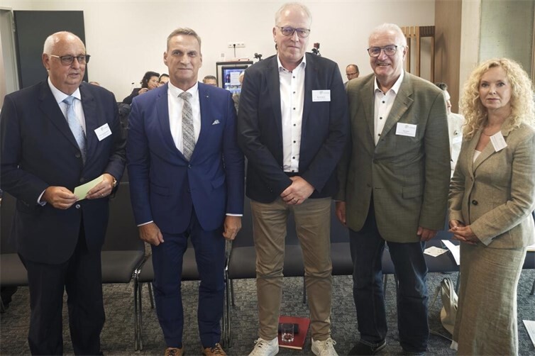 v.l.n.r.: Hans-Jörg Assenmacher, Vorsitzender Initiative Region Koblenz-Mittelrhein e.V. u. Notar in Koblenz, Joachim Rodenkirch, stellv. Vorsitzender u. Präsident der Struktur- und Genehmigungsdirektion (SGD) Nord u. Michael Becher, stellv. Vorsitzender u. Vorstand Regionale Entwicklungsgesellschaft Betzdorf AöR, Uwe Hüser, Beisitzer u. SGD Nord Präsident sowie Staatssekretär a.D. und Sandra Hansen-Spurzem, Geschäftsführerin Initiative Region Koblenz-Mittelrhein e.V. u. Referatsleiterin Öffentlichkeitsarbeit der Struktur- und Genehmigungsdirektion (SGD) Nord