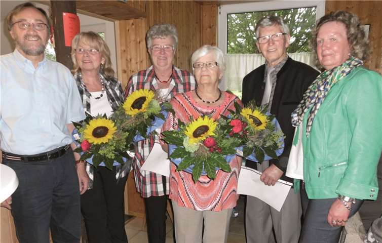 v.l.n.r.: Hans Werner Kaiser, Heidi Böhning (20 Jahre Mitgliedschaft), Renate Krüger (20 J.), Hedwig Zimmermann (10 J.), Karl-Heinz Hommer (10 J.), Heide Sturzbecher