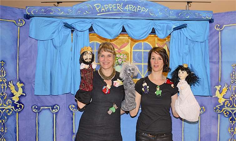 (v.l.n.r.) Heike Aumann und Esther Ribera mit ihren „Stars“ – den Handpuppen des Theaterstücks Traumfresserchens. Gemeinde Wachtberg