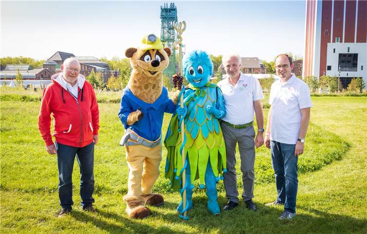 v.l.n.r.: Heinrich Sperling, die Maskottchen Kalli und Ahrvin, Matthias Schmauder-Werner sowie Jörn Kampmann. Foto: Landesgartenschau gGmbH