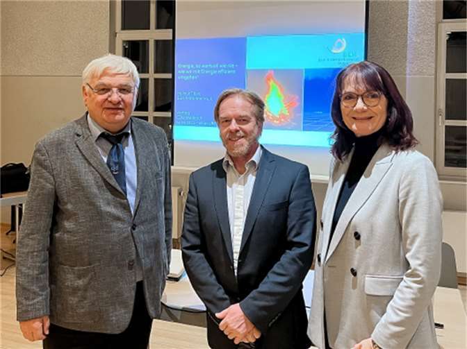 v.l.n.r.: Heinz-Peter Mertens, CDU Waldesch, Referent Helmut Tibes, Susanne Hartmann-Etzkorn, CDU Waldesch.  Foto: privat
