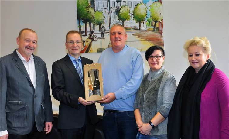 (v.l.n.r.): Herr Bernhard Wichert, Bürgermeister Andreas Geron, Hausmeister der Regenbogen-Grundschule Michael Klein, Frau Knust und Rektorin der Regenbogen-Grundschule Frau Esper.RASCH