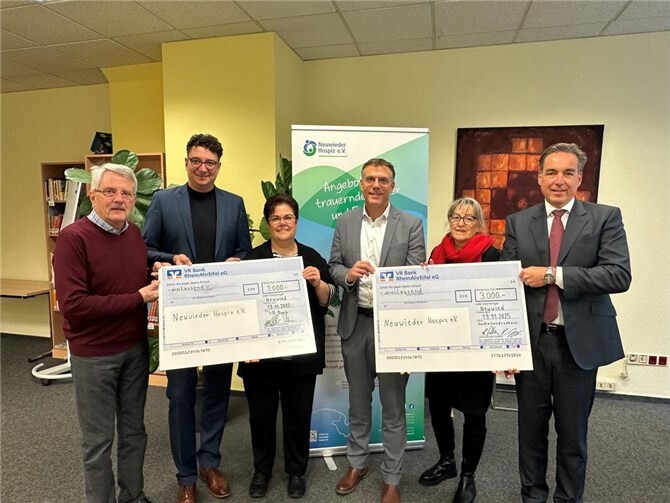 vlnr.: Herr Knossalla (Vorsitzender Neuwieder Hospiz e. V.), Herr Kehr (Direktor Regionalmarkt NeuwiedLinz bei VR Bank RheinAhrEifel eG), Frau Klein (Kundenberaterin VR Bank RheinAhrEifel), Herr Stümper (Bereichsleitung Raiffeisendruckerei), Frau Breitbach (ehrenamtliche Trauerbegleiterin Neuwieder Hospiz e. V.) und Herr Reithmeier (Geschäftsführer Raiffeisendruckerei).  Foto: Florian Kütt I VR Bank RheinAhrEifel