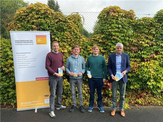 v.l.n.r.: Herr Michael Benken, Verbraucherzentrale Rheinland-Pfalz; Thomas Siry, Klimaschutzmanager der Verbandsgemeinde; Mark Specht, Energieberater der Verbraucherzentrale und Klaus Müller, Bürgermeister der Verbandsgemeinde.  Foto: VG Selters
